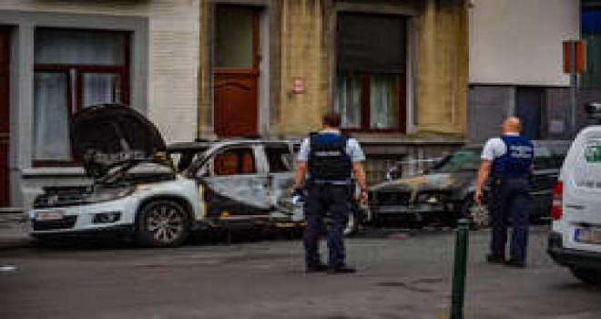 Molenbeek’de ikinci polis aracı ateşe verildi, 1 şüpheli tutuklandı