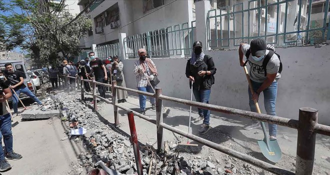 Filistinli gençler 'İmar Edeceğiz' sloganıyla İsrail'in Gazze'de neden olduğu enkazı temizliyor