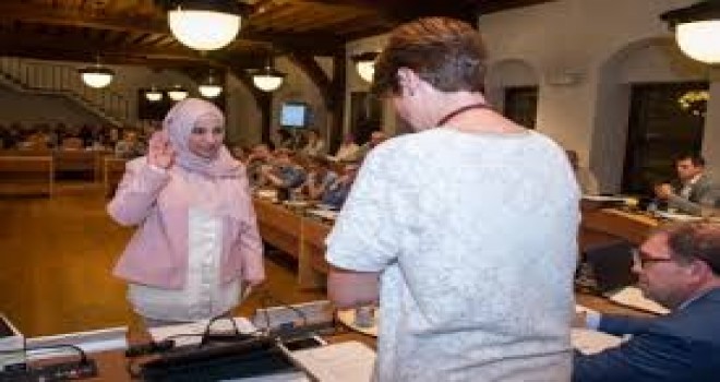 Belçika’nın İlk Flaman Başörtülü Meclis Üyesi Fatma Yıldız’ın Yemin Töreni Hareketli Geçti