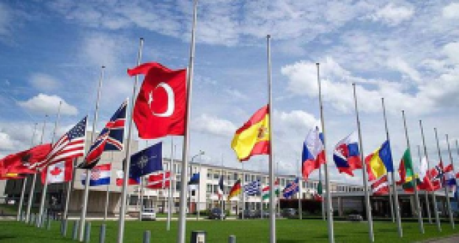 Türkiye'deki Saldırı Nedeniyle NATO'da Bayraklar Yarıya İndi