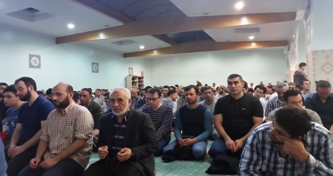 Belçika'nın Brüksel şehrinde'deki Fatih Camii'nde 'Kadir Gecesi' programı büyük ilgi gördü