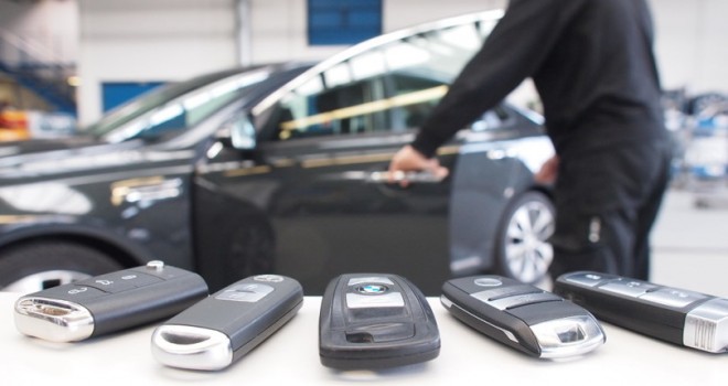 Araba hırsızlarının yeni hileleri: Lüks otomobillerin altına verici yerleştiriliyor