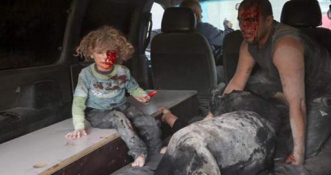 Yürek sızlatan fotoğraf Suriye'deki vahşetin devam ettiğini kanıtlıyor