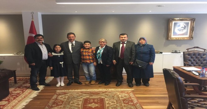 Gelenek tekrar etti, Büyükelçi Hakan Olcay 23 Nisan Ulusal Egemenlik ve Çocuk Bayramı vesilesiyle makamını bir süreliğine çocuklara devretti