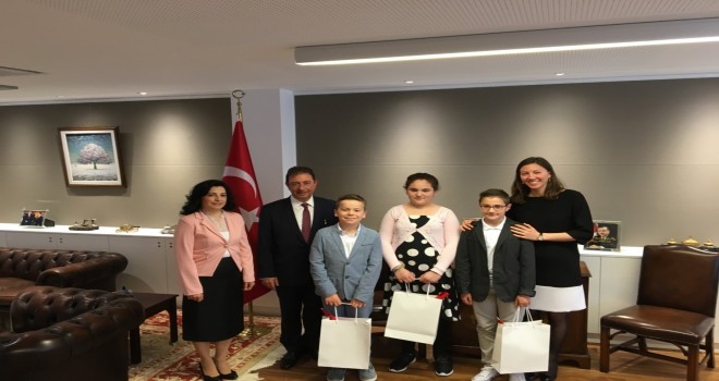 BRÜKSEL BÜYÜKELÇİ MAKAMINI ÇOCUKLARA DEVRETTİ