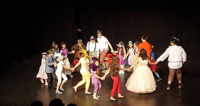 BİNFİKİR’İN MİNİK VE YETİŞKİN OYUNCULARI SAHNEYİ RENKLENDİRDİ