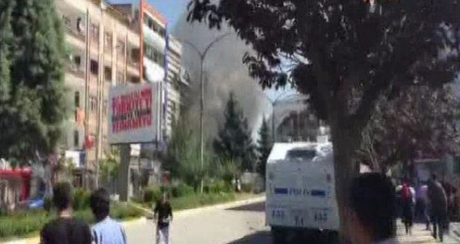 Van'da AKP İl Başkanlığı binası önünde saldırı: 48 yaralı