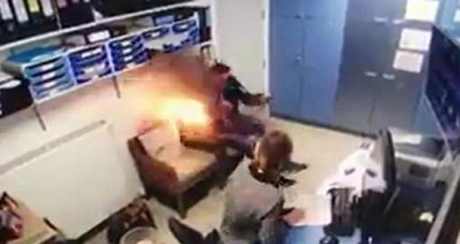 E-sigara adamın cebinde patladı