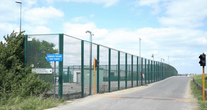 Belçika düzensiz göçmenleri tek merkezde toplayacak