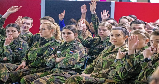 Hollanda'da kadınlara zorunlu askerlik yükümlülüğü getirildi
