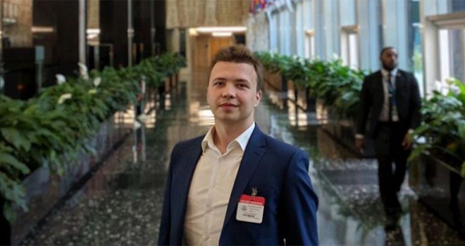 Belarus, muhalif gazeteciyi yakalamak için yolcu uçağını zorla Minsk'e indirdi