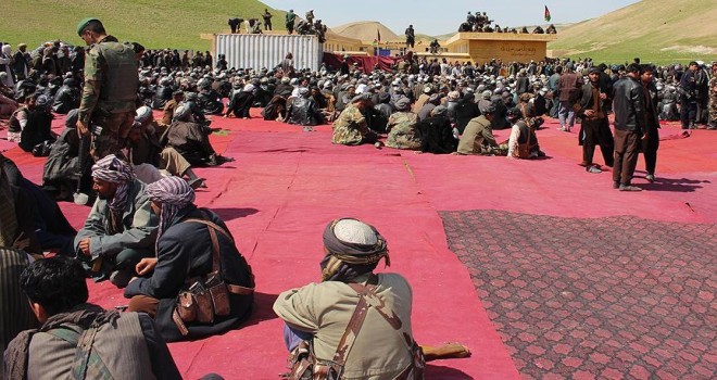Afganistan'da 200 Taliban üyesi teslim oldu