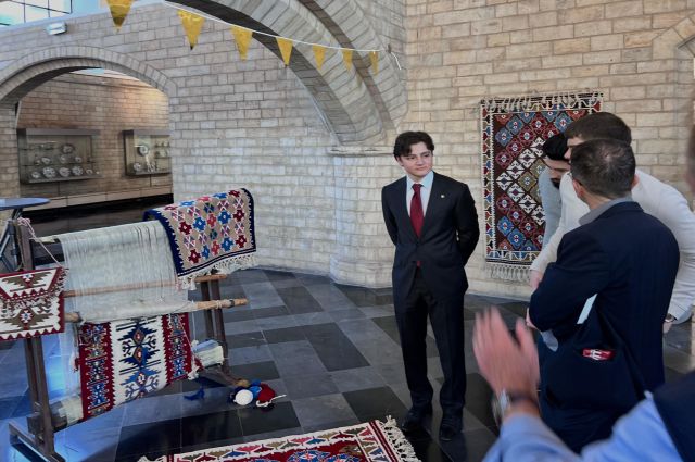 BAYAT KİLİMLERİ DÜNYA BARIŞI KONFERANSINDA TANITILDI / Turkmen Bayat Rugs Presented at the World Peace Conference